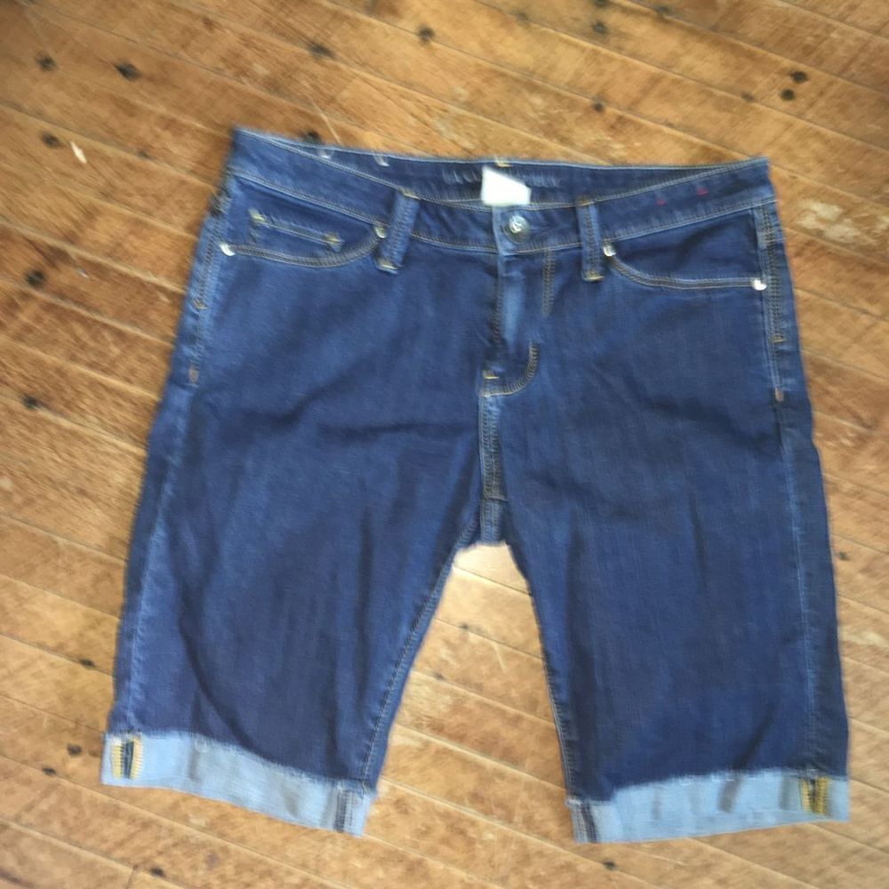 Banana Republic size 28 cuffed Bermuda denim shorts